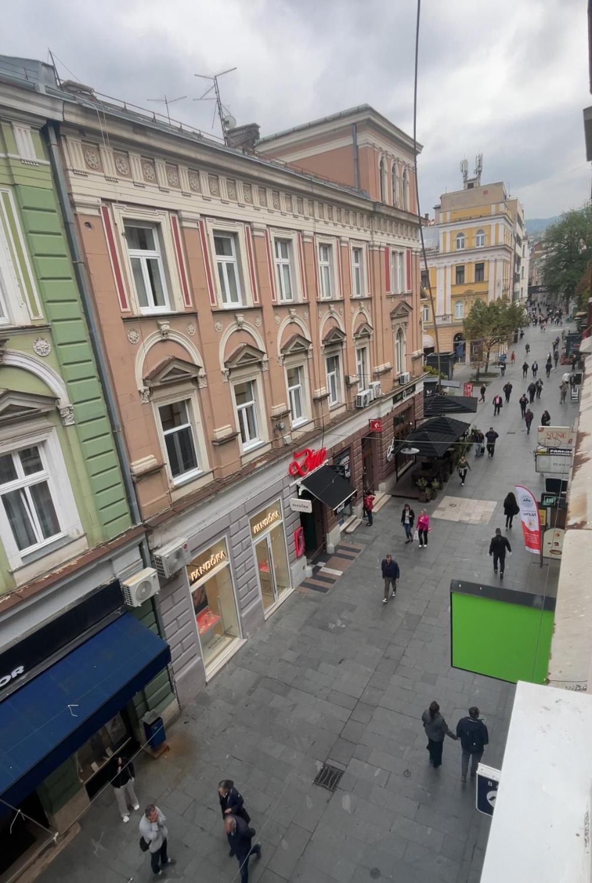 Main Street Retreat Apartment With Free Parking Сараево Екстериор снимка