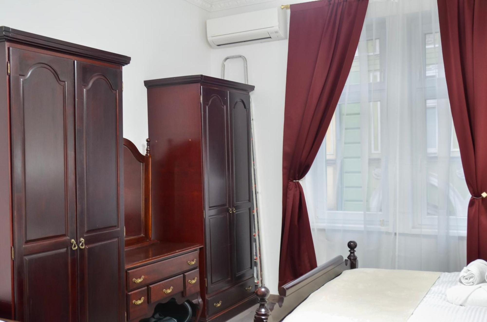 Main Street Retreat Apartment With Free Parking Сараево Екстериор снимка