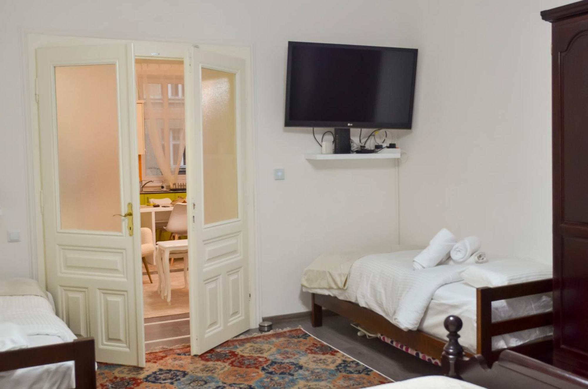 Main Street Retreat Apartment With Free Parking Сараево Екстериор снимка