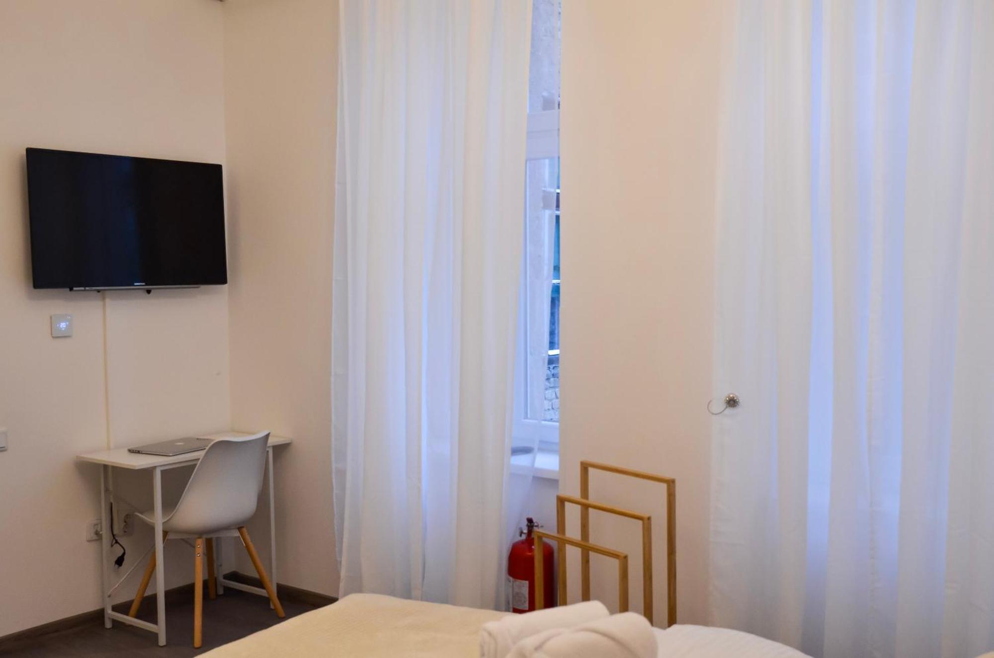Main Street Retreat Apartment With Free Parking Сараево Екстериор снимка