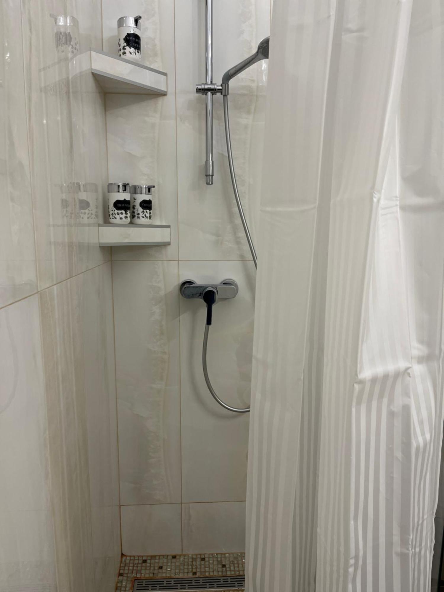 Main Street Retreat Apartment With Free Parking Сараево Екстериор снимка