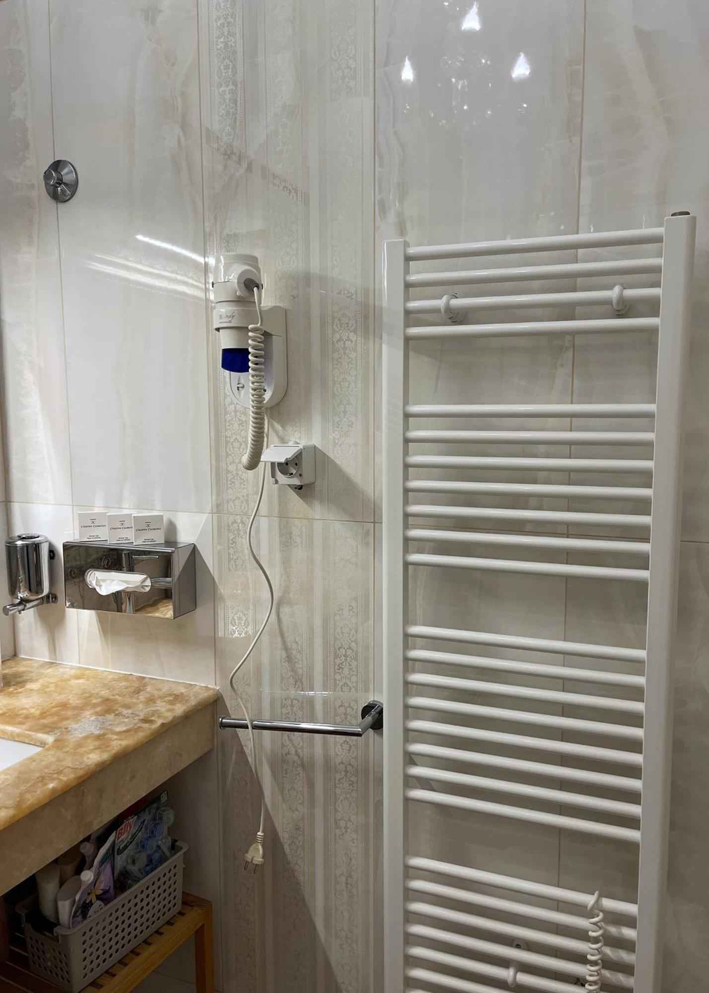 Main Street Retreat Apartment With Free Parking Сараево Екстериор снимка