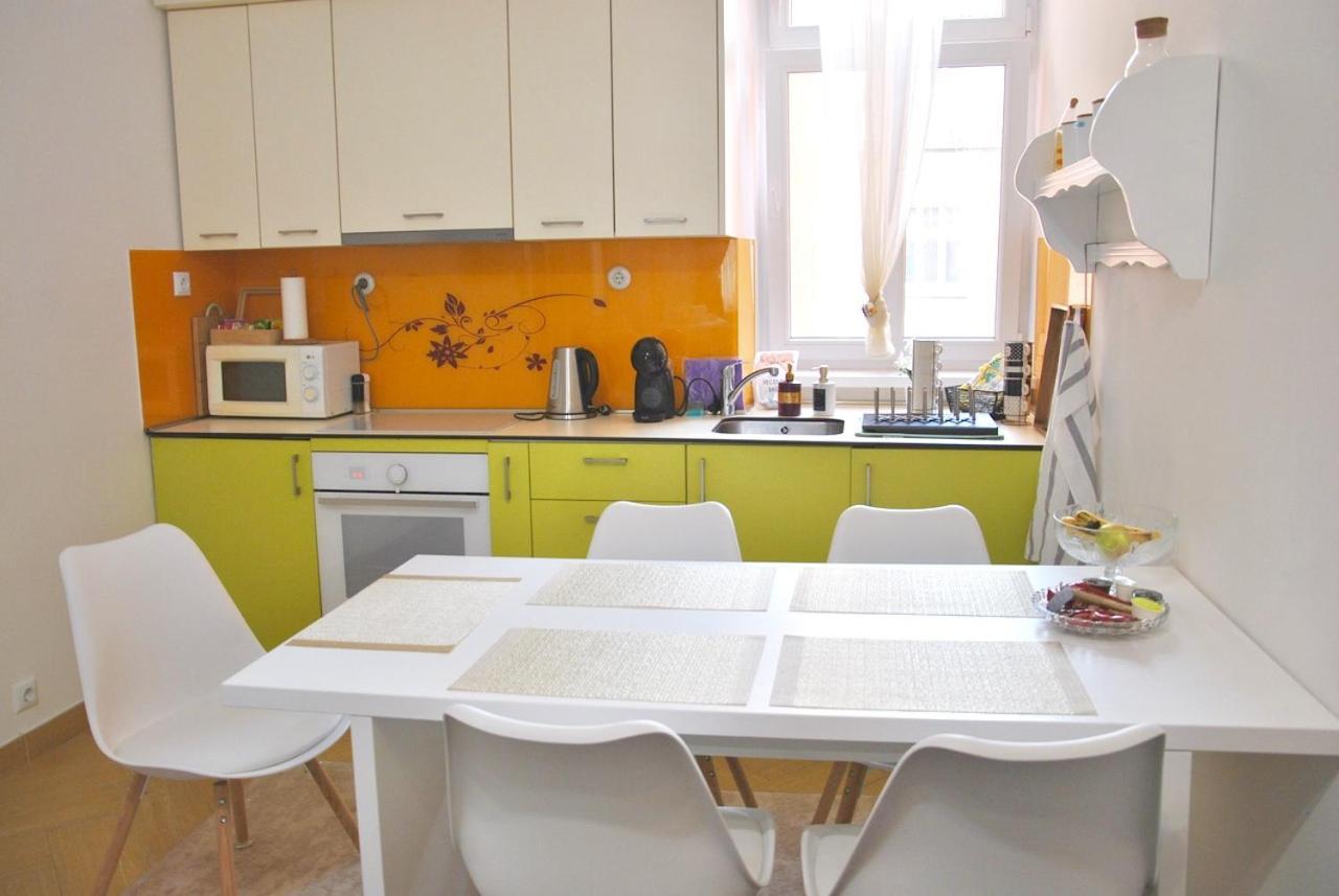 Main Street Retreat Apartment With Free Parking Сараево Екстериор снимка